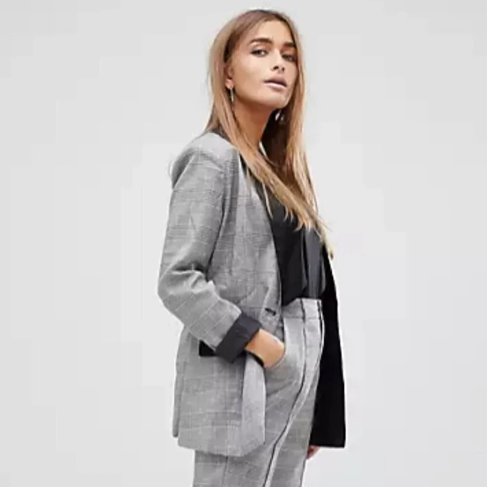 Boohoo Petite exclusive petite contrast lapel blazer in check Women's 2 Petite - Picture 3 of 6
